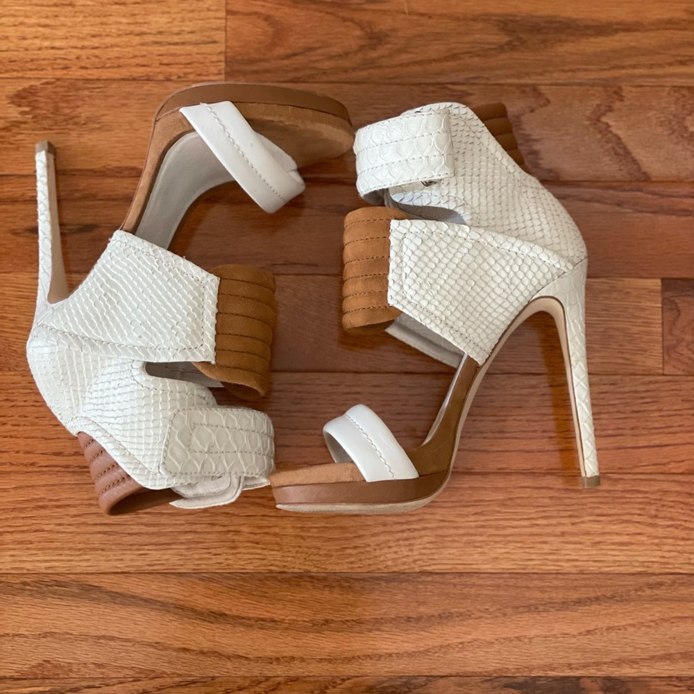 Women’s heel shoe, size 6